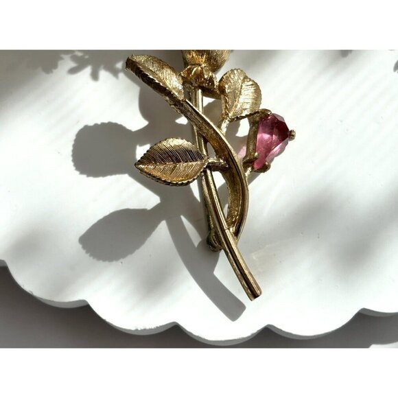 Avon Gold Rosebud Vintage Lavender Rhinestone Accented Gold T Floral Brooch - Picture 9 of 10